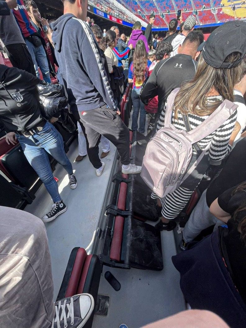 شکسته شدن چند صندلی در نیوکمپ