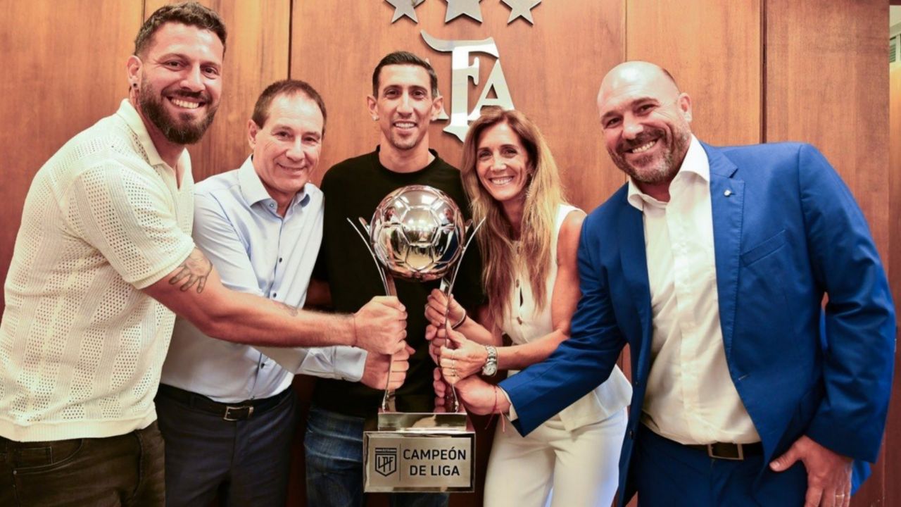 img_20251121_162028_471 اهدای ناگهانی جام قهرمانی ۲۰۲۵ به روساریو سنترال