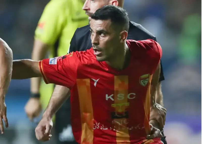 مدافع فولاد گفت که کیفیت پایین زمین چمن ورزشگاه شهر قدس باعث اشتباه او شده است.