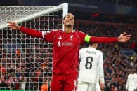 تعویض پیراهن بین فن دایک کاپیتان لیورپول با روبرتو کارلوس اسطوره رئال مادرید