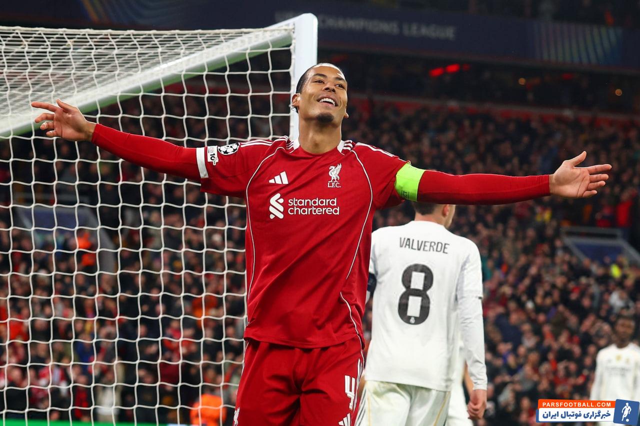 تعویض پیراهن بین فن دایک کاپیتان لیورپول با روبرتو کارلوس اسطوره رئال مادرید