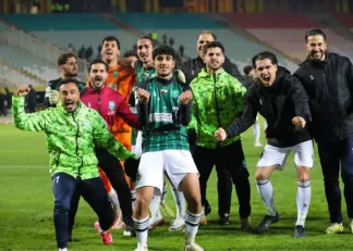 استقبال هواداران از اعضای تیم خیبر خرم‌آباد در فرودگاه پس از برد برابر سپاهان