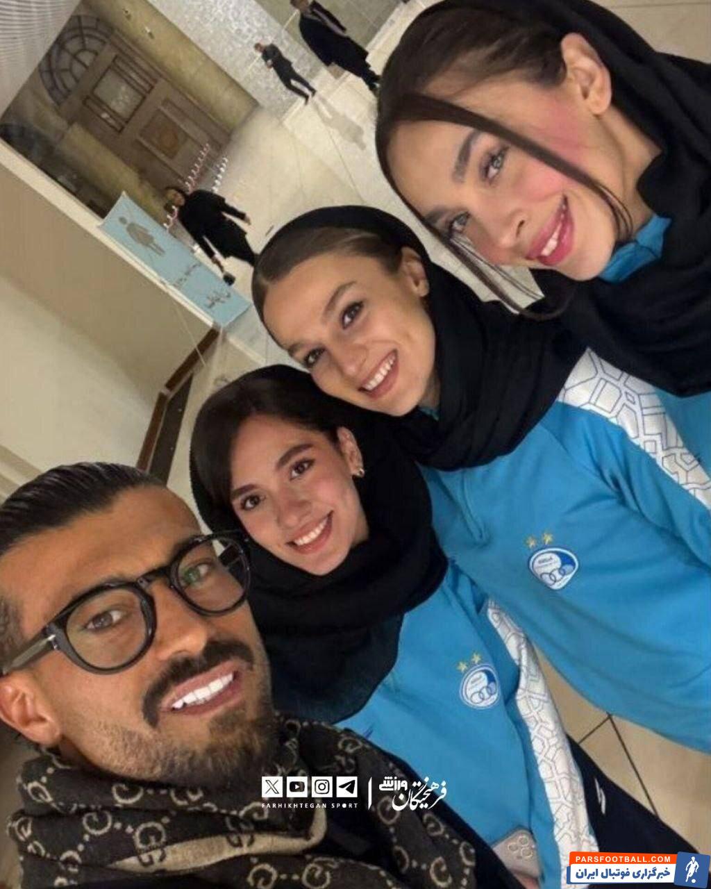 رامین رضاییان در حاشیه مراسم یلدا با اعضای تیم زنان استقلال سلفی انداخت