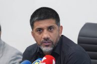 تابلو عجیب در اتاق علیرضا دبیر در فدراسیون کشتی ؛ کلاژ آقاتختی با لٌنگ قرمز