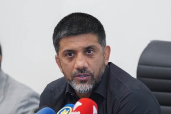 تابلو عجیب در اتاق علیرضا دبیر در فدراسیون کشتی ؛ کلاژ آقاتختی با لٌنگ قرمز