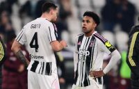 تصویری از فدریکو گاتی مدافع یوونتوس با عصا