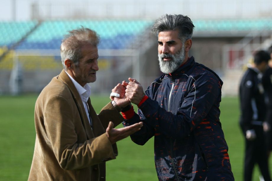 منوچهر شفقتیان (چپ) در کنار داوود فنایی (راست) در تمرین پرسپولیس
