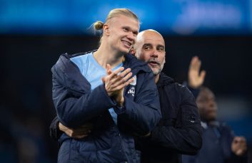 تصویری از هالند بر روی ترازو در حال اندازه گیری وزن مطلبق قانون گواردیولا