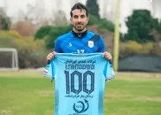 تجلیل از رضامحمودآبادی برای رسیدن به صد بازی برای چادرملو در تمرین این تیم