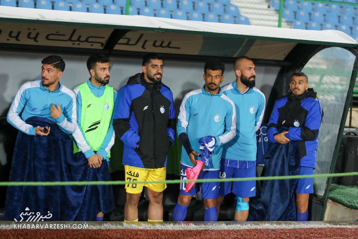 415698 نیمکت تیم استقلال