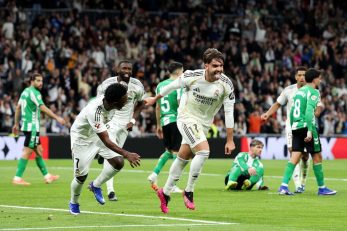 رائول آسنسیو و تثدیم گلش به الیاس، کودک اهل جزایر قناری مبتلا به سرطان