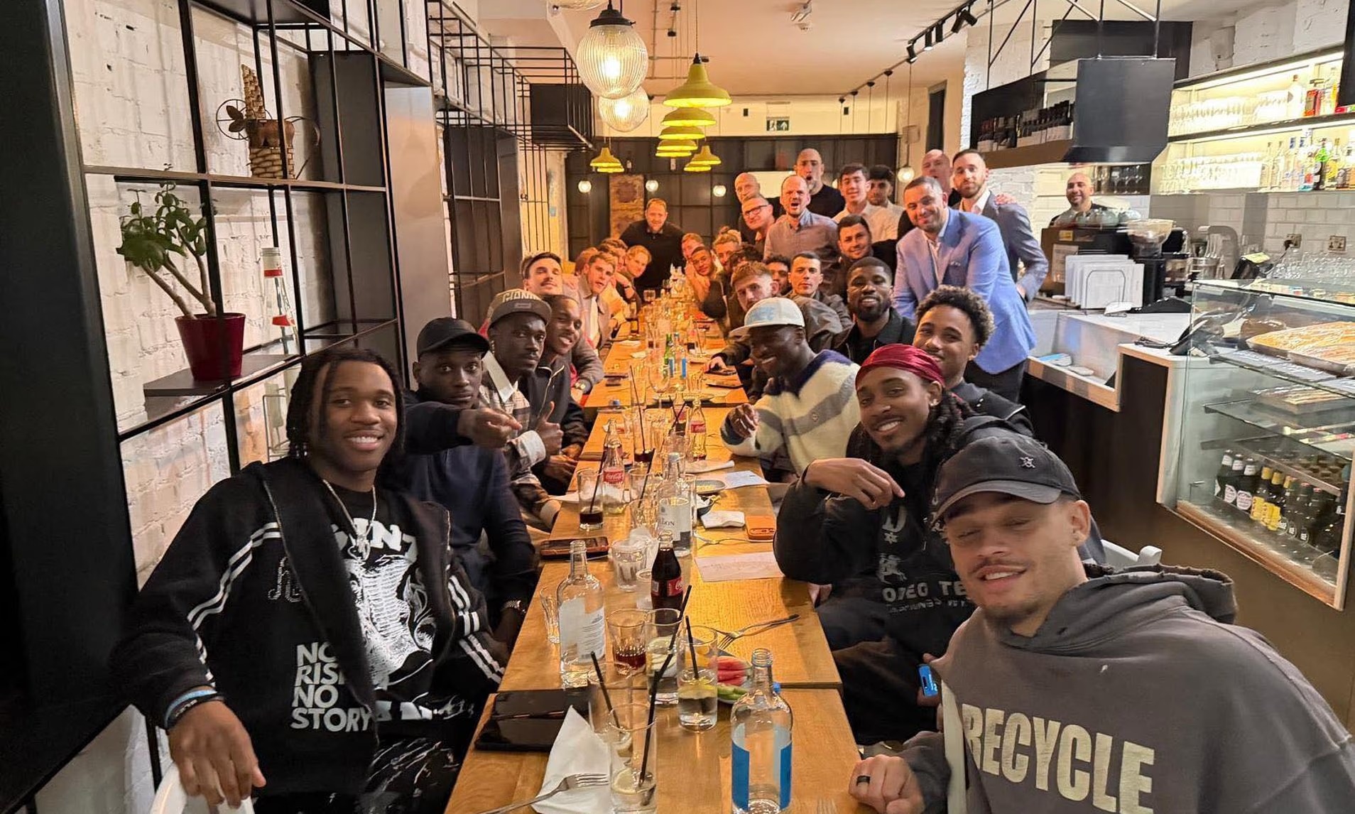 106556911-0-image-a-115_1771622907072_11zon دورهمی بازیکنان تاتنهام در یک رستوران یونانی قبرسی