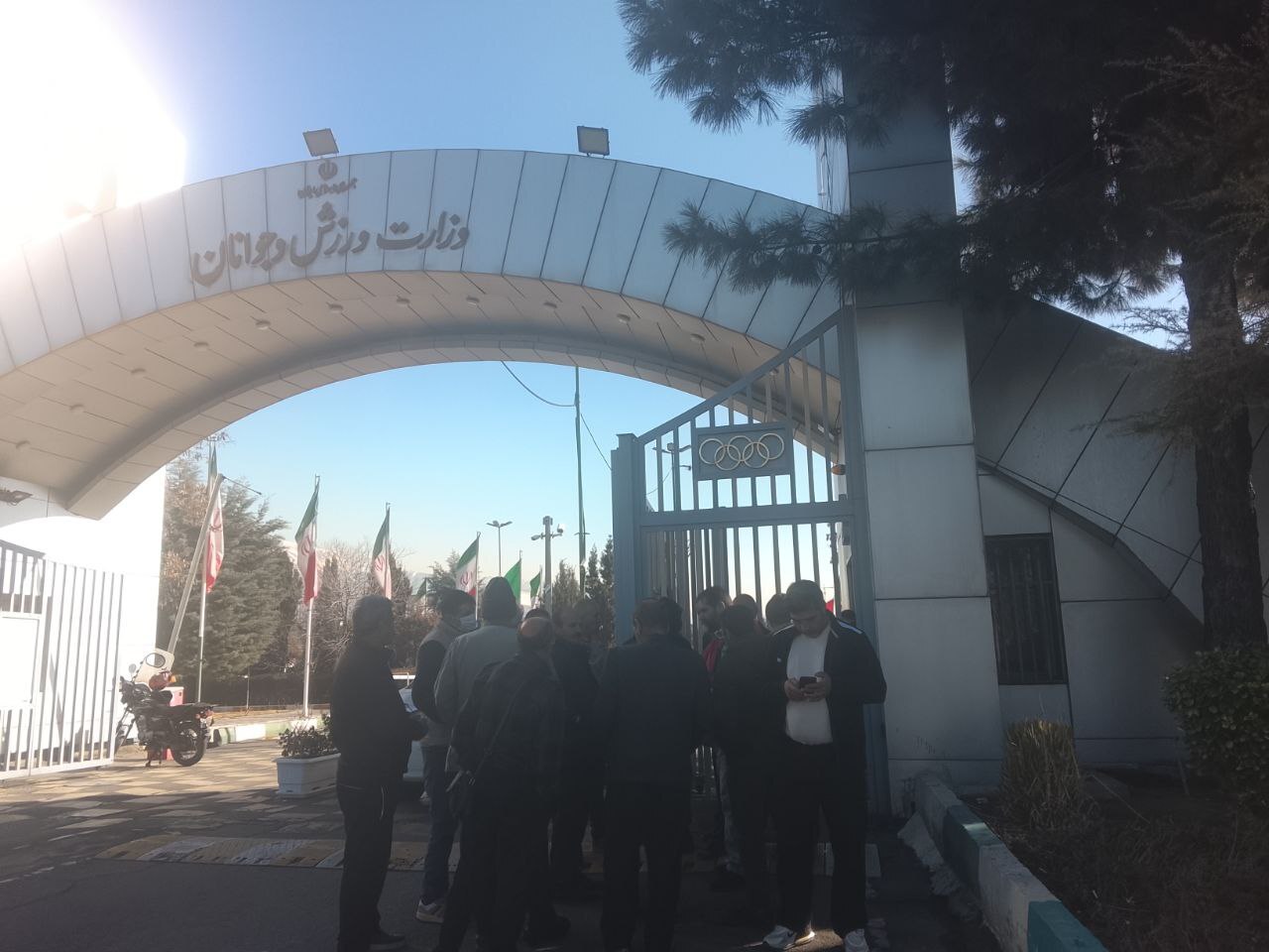 پای وزارت ورزش روی گلوی کارگران ورزشگاه آزادی/ بیکاری ۷۰ نفر در آستانه عید نوروز پای وزارت ورزش روی گلوی کارگران ورزشگاه آزادی/ بیکاری ۷۰ نفر در آستانه عید نوروز