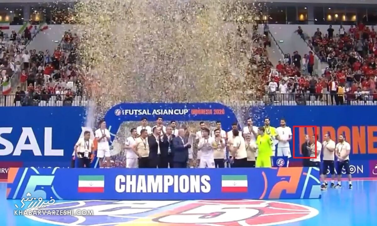 قهر تلخ شمسایی در اوج شادی/ سرمربی تیم ملی مدال قهرمانی را از گردن درآورد! +عکس