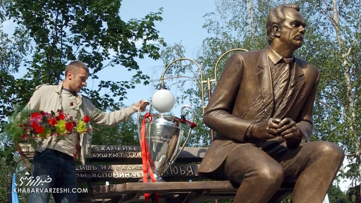 آندری شوچنکو در کنار مجسمه والری لوبانوفسکی