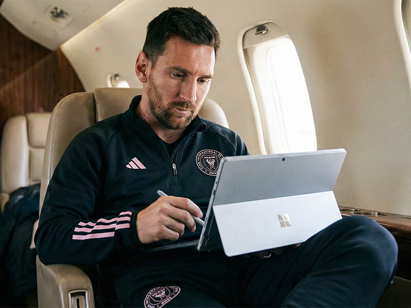 422679 تماشای بازی قبلی تیم حریف توسط مسی با استفاده از سرفیس پرو