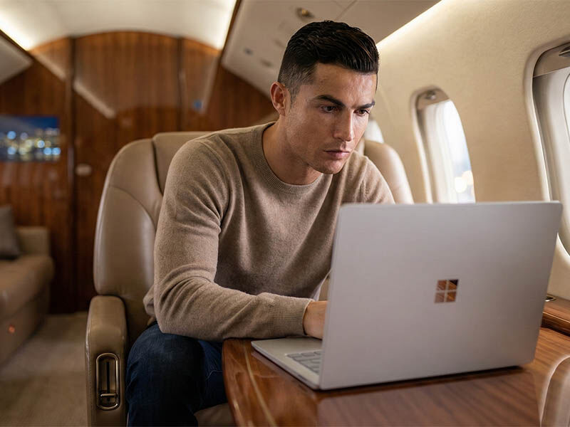 422680 دیدن فیلم برای ریکاوری قبل بازی توسط رونالدو با لپتاپ سرفیس