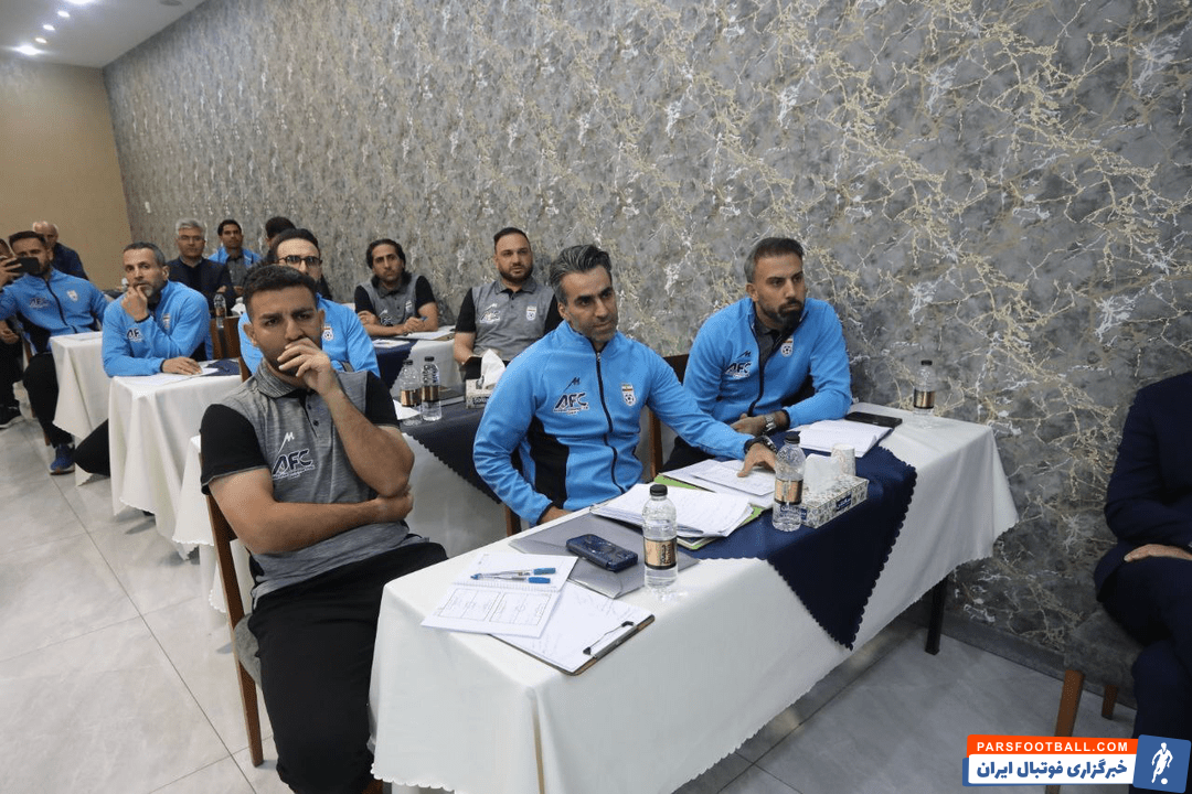 بازیکنان پیشین استقلال و پرسپولیس و مجری رادیو در یک کلاس