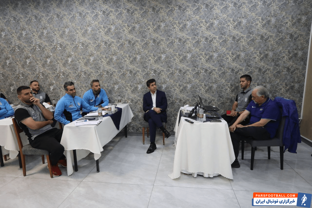 بازیکنان پیشین استقلال و پرسپولیس و مجری رادیو در یک کلاس