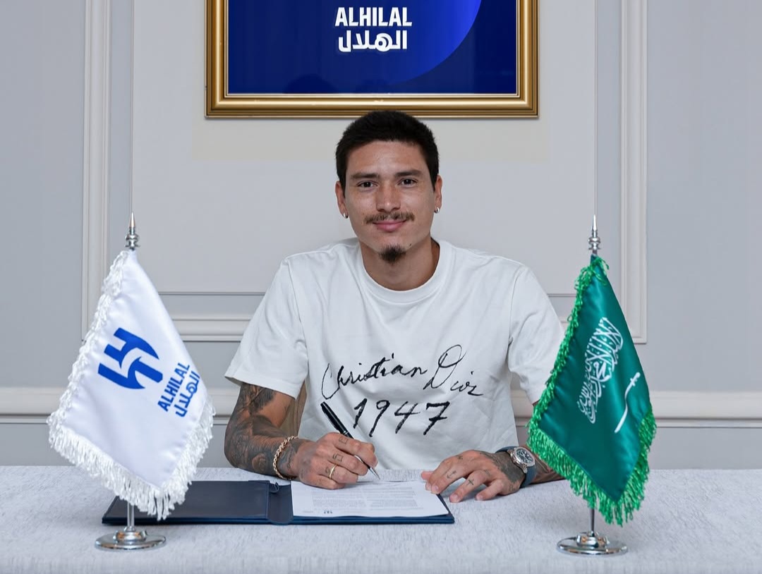 عکس از امضای قرارداد داروین نونیز با الهلال عربستان