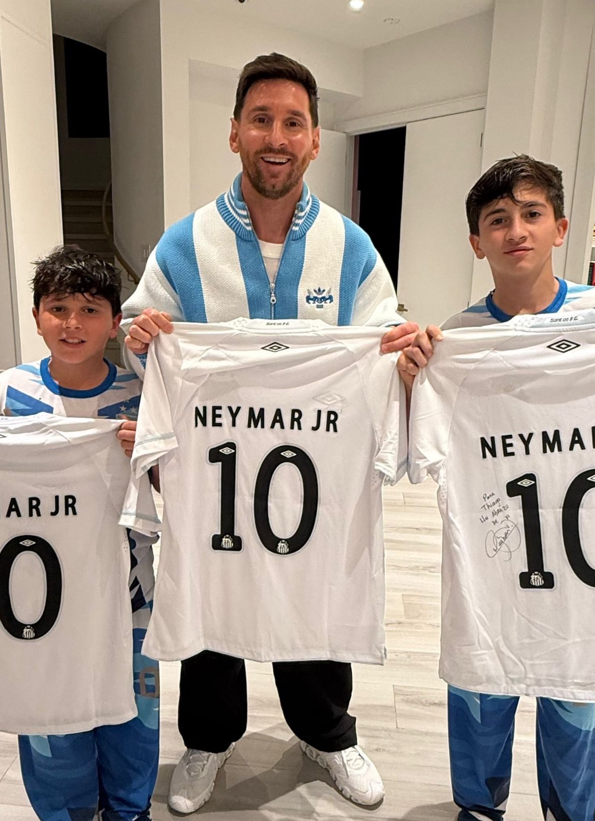لیونل مسی و پسرانش با پیراهن سانتوس نیمار
