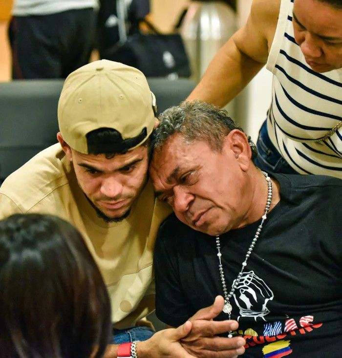 پدر لوئیس دیاز و لوئیس دیاز پس از آزادسازی از عملیات گروگان‌گیری