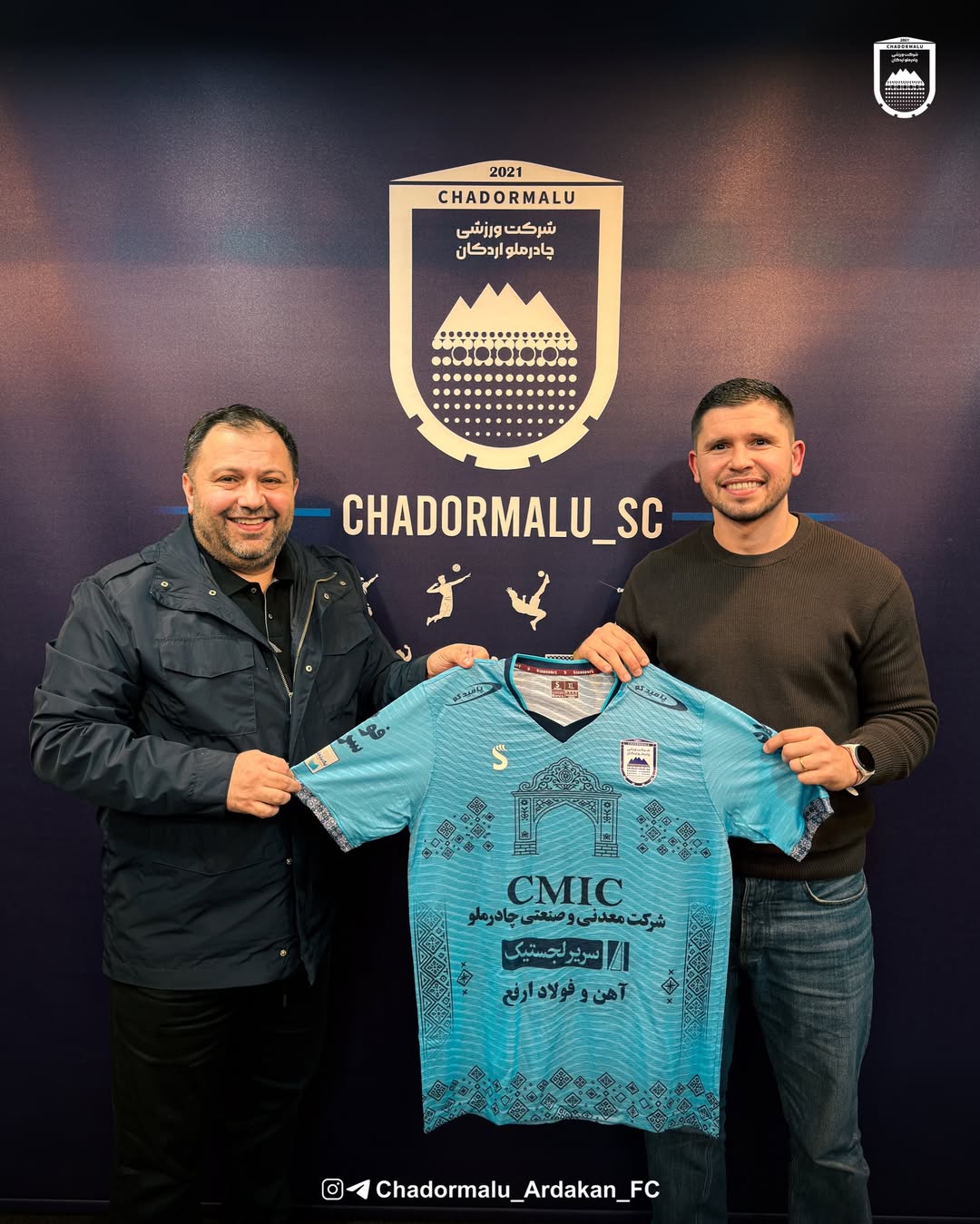 «مائورو آندرس کابایرو آگویلرا» مهاجم پاراگوئه‌ای پس از انجام مذاکرات نهایی و توافق با مدیران باشگاه، با امضای قراردادی رسمی به جمع شاگردان سعید اخباری پیوست. این بازیکن ۳۱ ساله اهل پاراگوئه است و در پست وینگر و مهاجم نوک به میدان می‌رود.   کابایرو طی سال‌های گذشته پیراهن تیم‌های مختلفی از جمله لیبرتاد پاراگوئه، پورتو ب پرتغال، وادوز، سان‌لوئیس، یونیون اسپانیولا، تورپدو کوتایسی و در آخرین فصل، باشگاه آگیلا را بر تن کرده و تجربه بازی در لیگ‌های متنوع آمریکای جنوبی، اروپا و آسیا را به دست آورده است. او در طول دوران بازیگری خود با گل‌های سرنوشت‌ساز و حضور موثر در محوطه جریمه، به عنوان مهاجمی فرصت‌طلب، تکنیکی و گلزن شناخته شده است.   باشگاه چادرملو اردکان در پایان، ضمن خوشامدگویی به مائورو آندرس کابایرو آگویلرا، ابراز امیدواری کرده است که حضور این مهاجم باتجربه، زمینه‌ساز تقویت خط حمله و ثبت روزهای موفق و پرگل برای هواداران این تیم باشد.