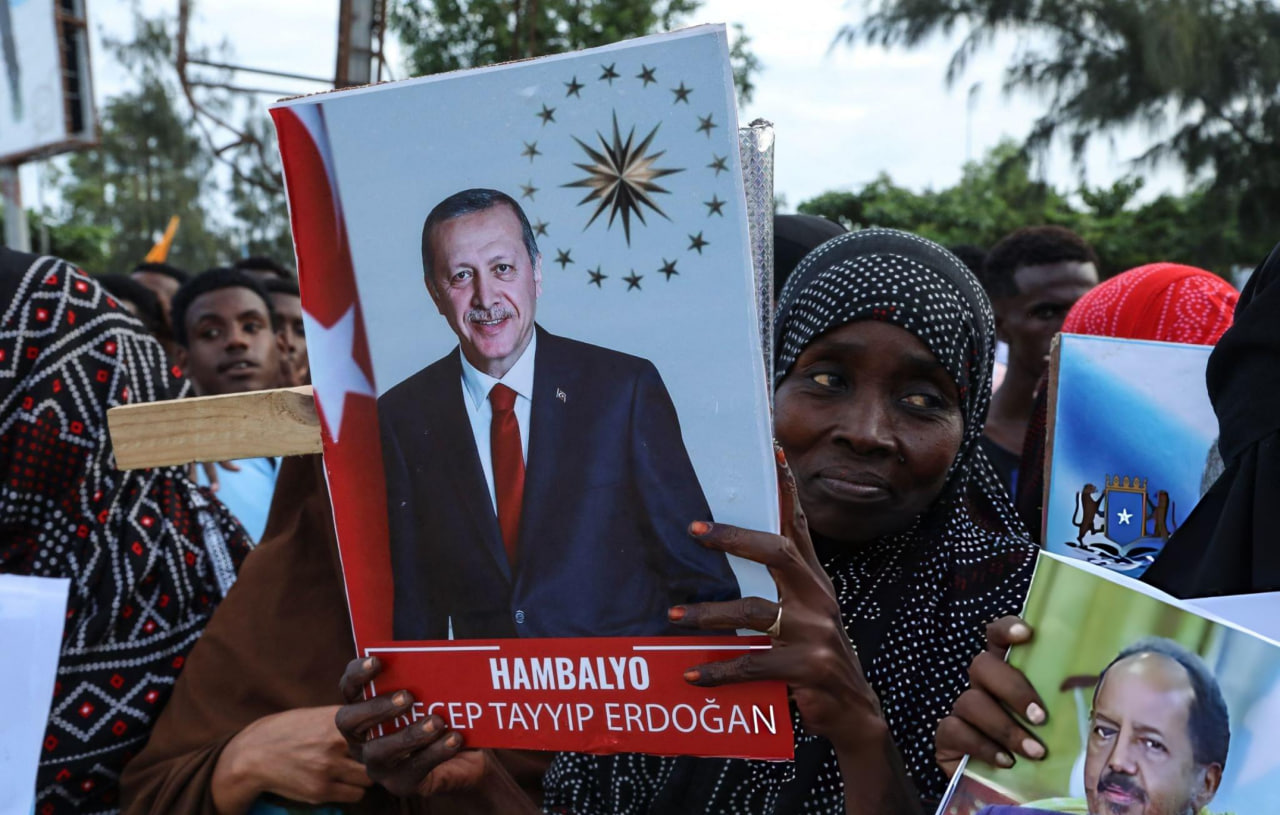 photo_2026-02-24_11-45-06 عکس رجب طیب اردوغان در دست یک زن سومالیایی