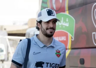 سعید عزتاللهی روی پوستر دیدار شباب الاهلی برابر الظفره در لیگ امارات