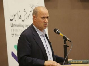 عیادت مهدی تاج، رئیس فدراسیون از شاهرخ بیانی، اسطوره استقلال و تیم ملی فوتبال ایران