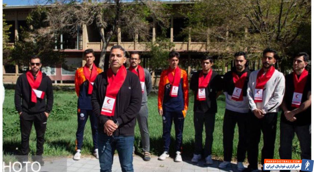 اعضای تیم ملی هندبال ساحلی در لباس هلال احمر