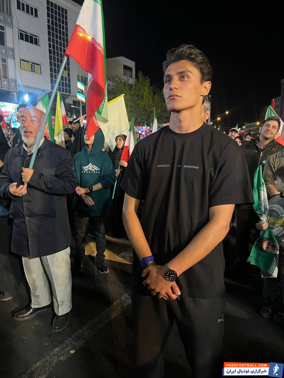 حضور سید مهدی مهدوی، مدافع راست تیم المپیک ایران و آلومینیوم در میدان انقلاب تهران