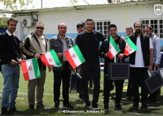 اهدای پرچم و مچبند مزین به پرچم جمهوری اسلامی ایران به بازیکنان چادرملو