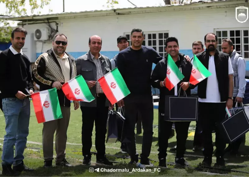اهدای پرچم و مچبند مزین به پرچم جمهوری اسلامی ایران به بازیکنان چادرملو