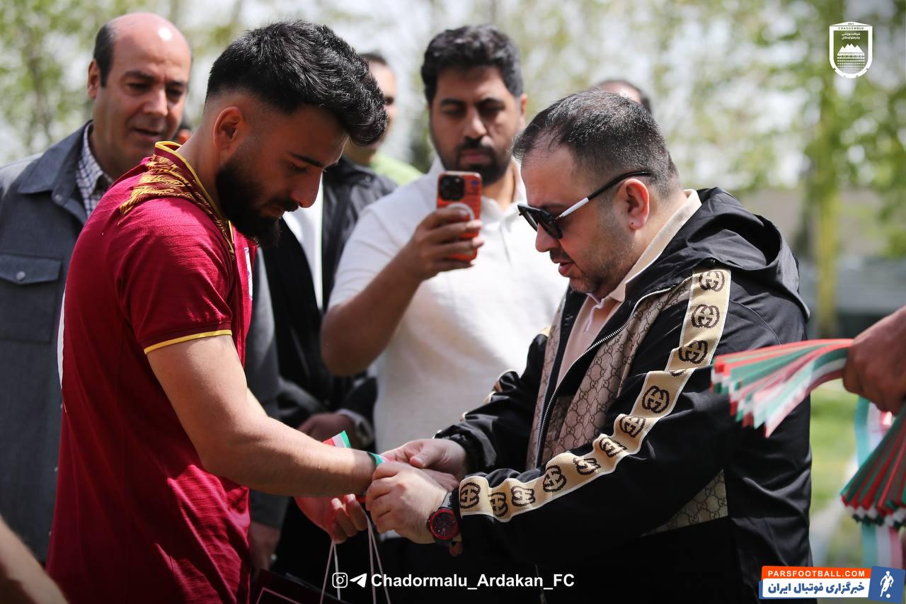 اهدای پرچم و مچبند مزین به پرچم جمهوری اسلامی ایران به بازیکنان چادرملو