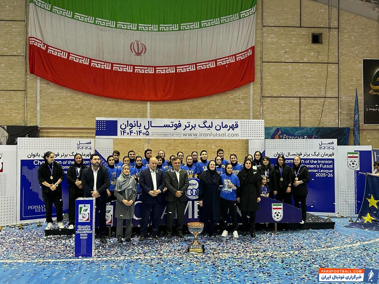 تیم فوتسال زنان استقلال و دریافت جام قهرمانی لیگ برتر از دستان مهدی تاج