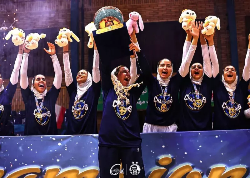 حضور آریا عظیمی‌نژاد در جشن قهرمانی تیم بسکتبال بانوان استقلال