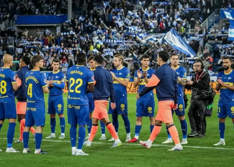 آلاوس رسمی معروف و قدیمی را بهجا آورد و برای بازیکنان بارسلونا تونل افتخار زد