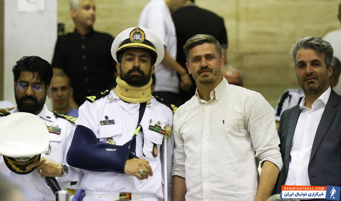 وریا غفوری در کنار یکی از بازماندههای ناو شکن دنا