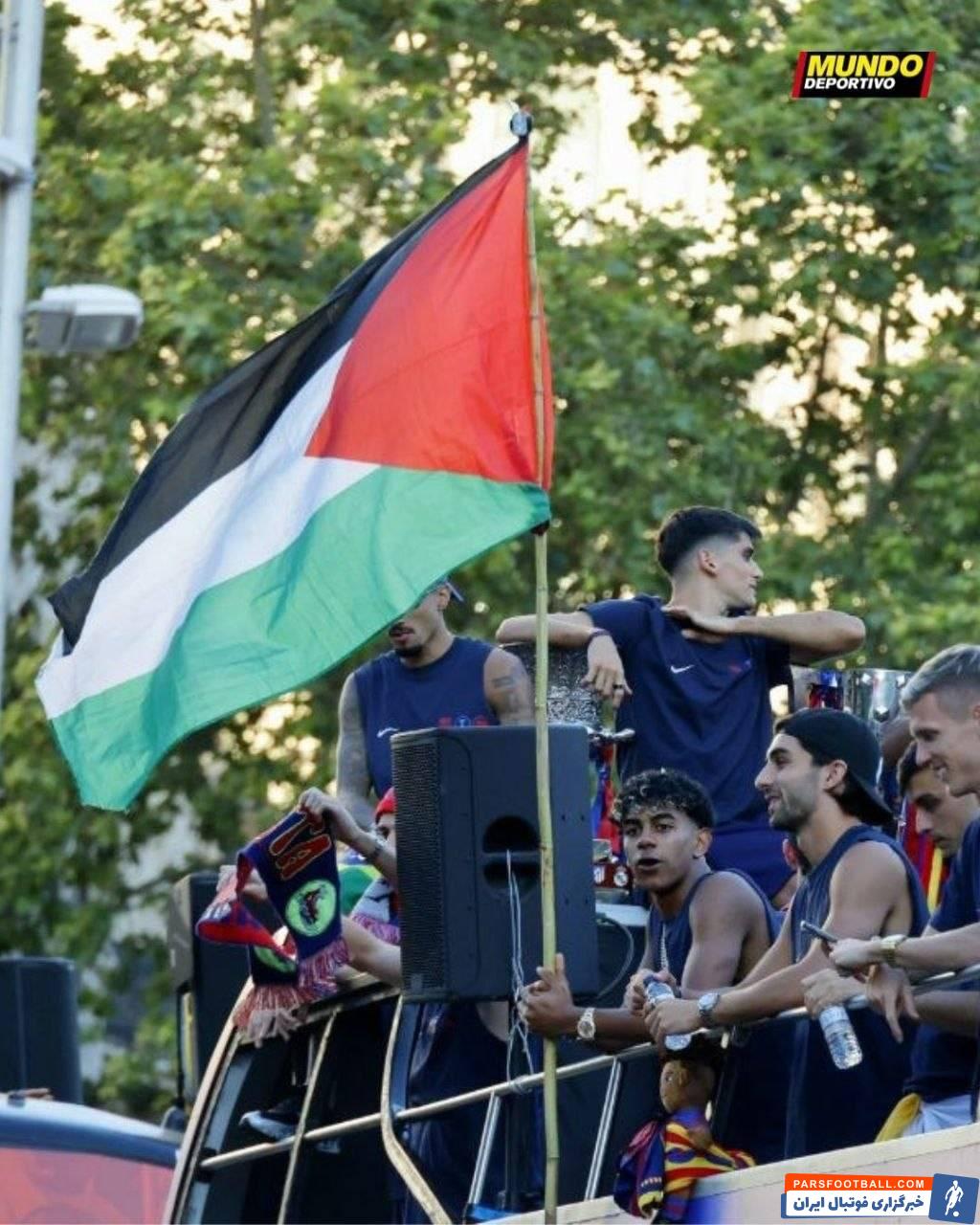اهتزاز پرچم فلسطین از سوی لامین یامال در جشن قهرمانی بارسلونا در لالیگا 