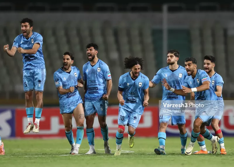 بازیکنان چادرملو پس از پیروزی مقابل گلگهر در رختکن ورزشگاه دستگردی جشن گرفتند
