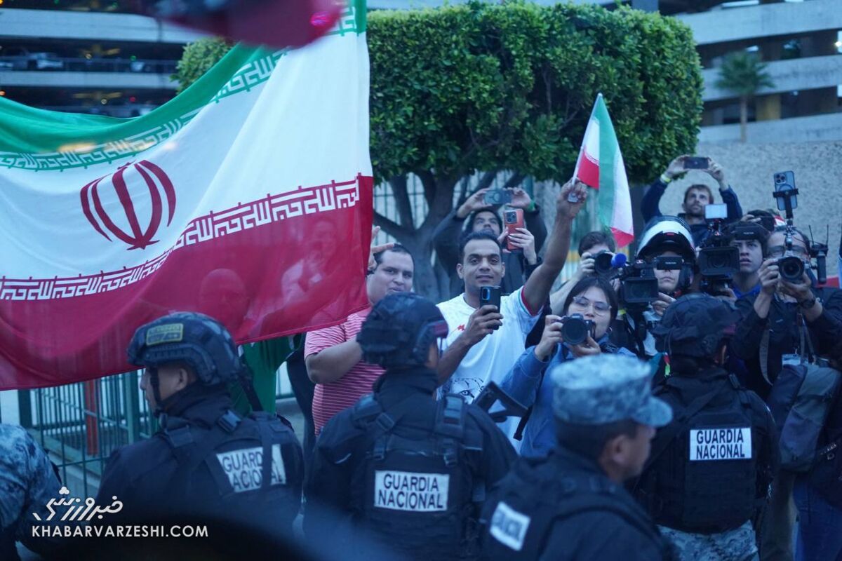 اتوبوس ایران در محاصره هواداران پرچم به دست/ دوربین‌های عکاسی زوم شدند +عکس