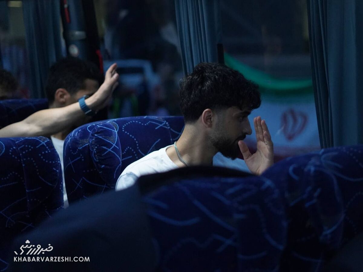 اتوبوس ایران در محاصره هواداران پرچم به دست/ دوربین‌های عکاسی زوم شدند +عکس