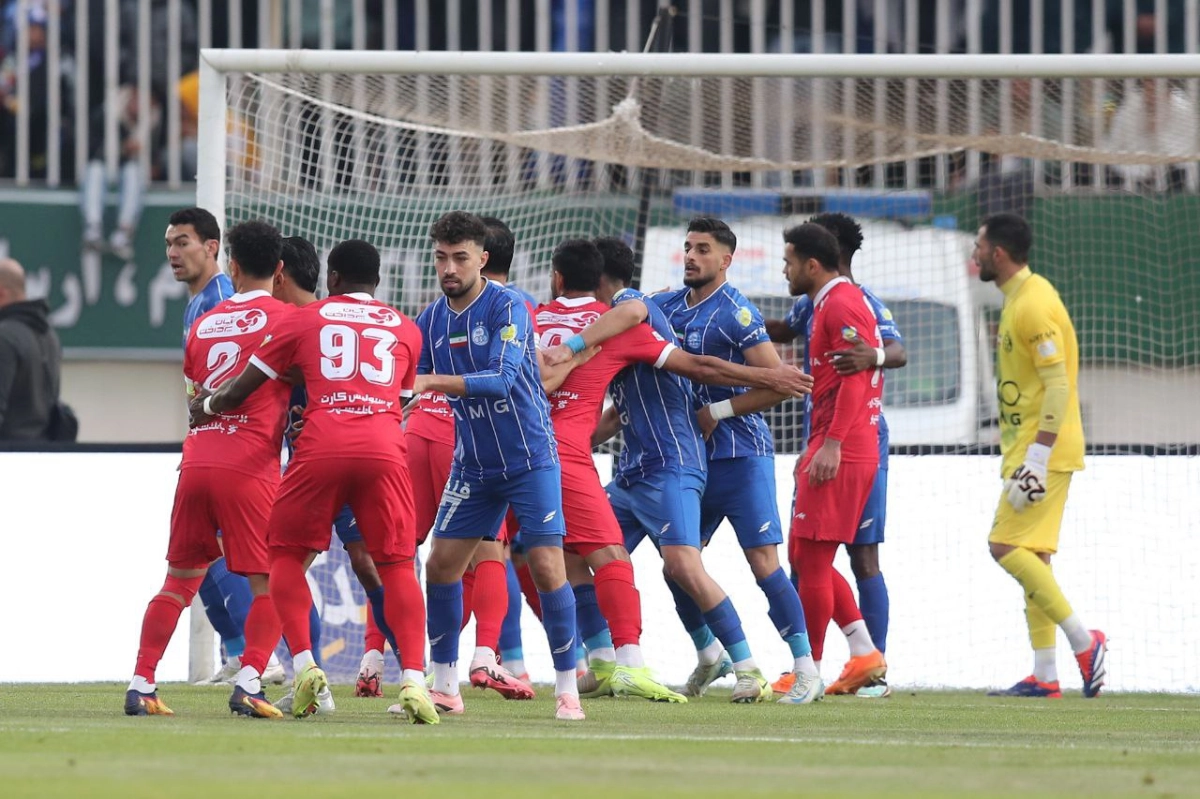 خروج اجباری پرسپولیس و استقلال از تهران/ وضعیت قرمز در زمین سبز خروج اجباری پرسپولیس و استقلال از تهران/ وضعیت قرمز در زمین سبز