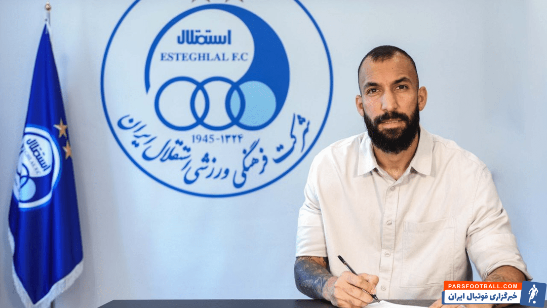 عکس؛ روزبه چشمی با حضور در باشگاه استقلال قرارداد خود را تمدید کرد