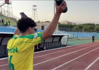 عکس؛ بازیکنان صنعت نفت آبادان صعود به لیگ برتر را جشن گرفتند