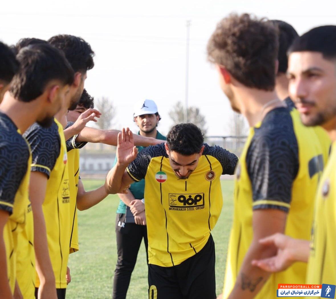 امیرحسین جلالیوند با استقبال گرم بازیکنان سپاهان مواجه شد