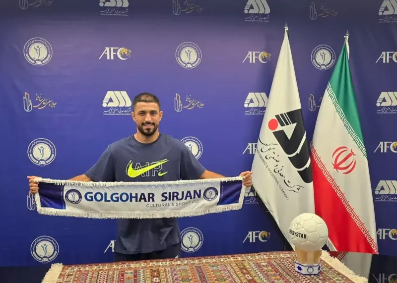 عکس؛ محمدامین کاظمیان مهاجم ۲۹ ساله سابق پرسپولیس با عقد قرارداد رسمی به تیم گلگهر پیوست