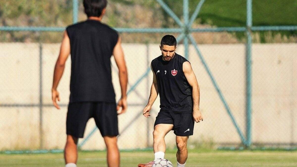 عکس؛ شماره ۷ پرسپولیس به محمد عمری رسید