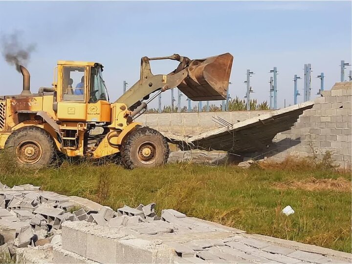 5853794 زور لودرها به ویلاهای لوکس رسید؛ تخریب ۴۰ ویلا در یک شهرک